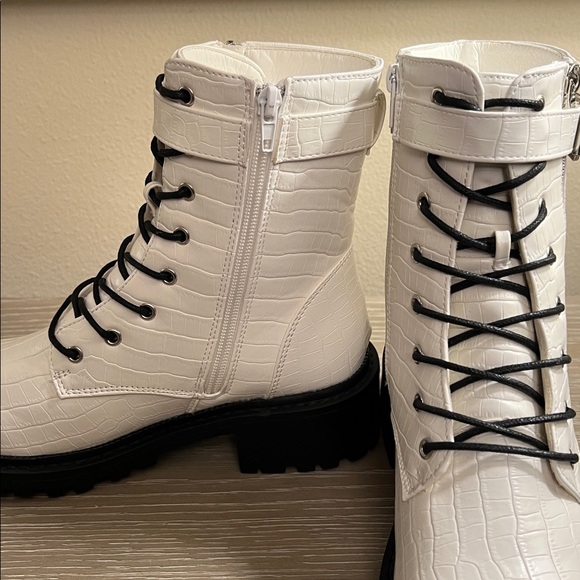 Catherine Malandrino Runner Croc Embossed White Combat Boots. - Picture 6 of 9